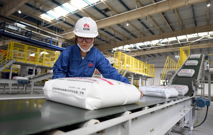 延安能源化工有限责任公司成功转产S2040H牌号无纺布专用料产品。（李庆琛 摄）.jpg