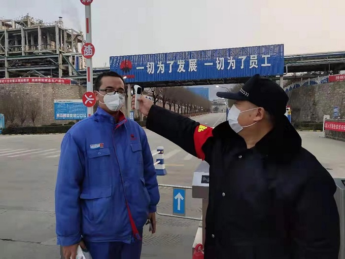 陕西陕化煤化工集团有限公司对进入生产岗位员工进行体温测量。（梁力壬 摄）.jpg