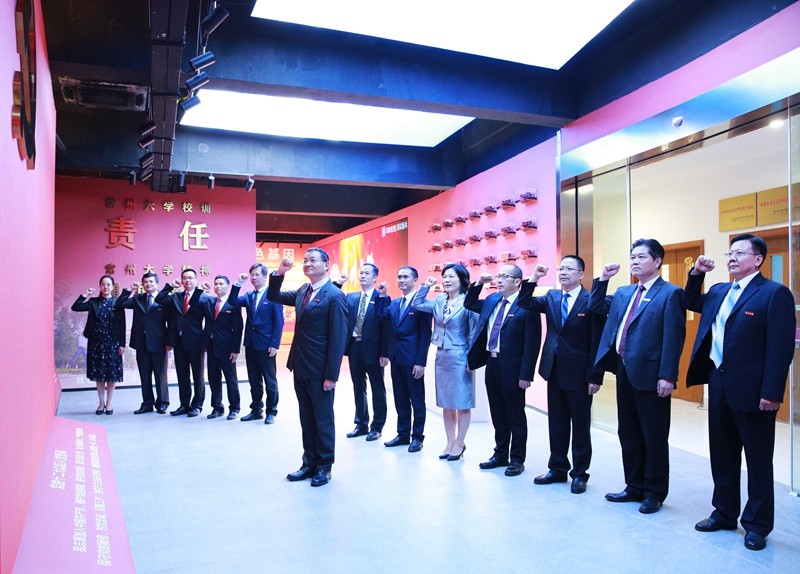 1609138491405080377.jpg 校党委领导班子在常州大学红色文化主题教育馆重温入党誓词.jpg