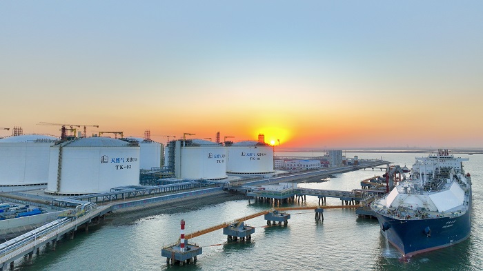 12月1日，“中能北海”号LNG运输船在天然气分公司天津LNG接收站1号泊位开始接卸作业。.jpg