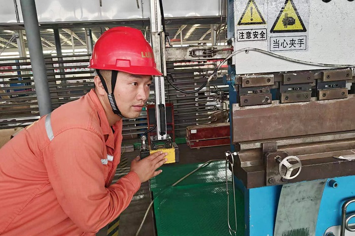 图为：朱亮亮现场检查设备联锁装置灵敏性.jpg
