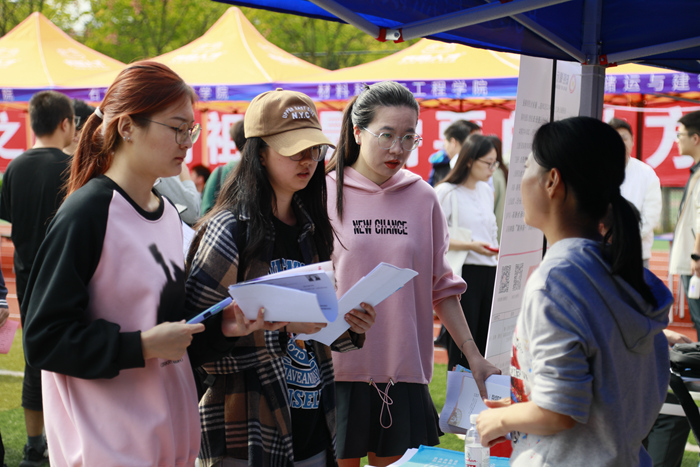 20231012应聘学生与用人单位交流   杨安摄影 (3).jpg
