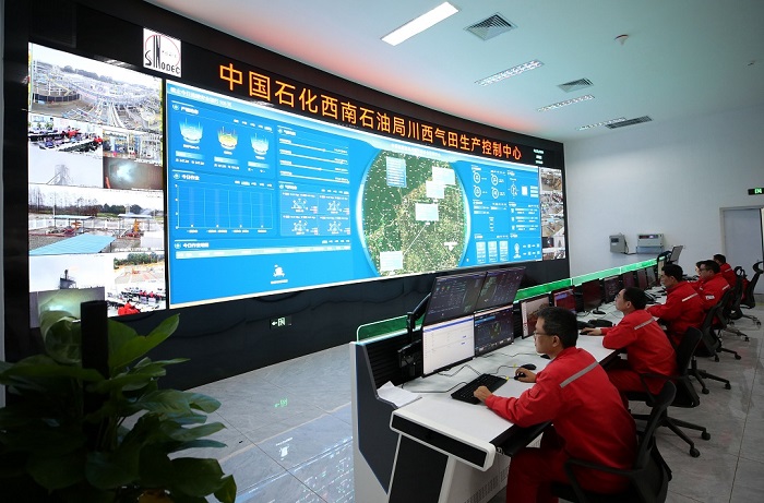 图1：中国石化川西气田生产控制中心 潘积尚摄.jpg