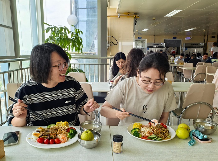 员工乐享健康餐食.jpg