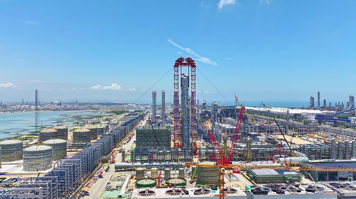 中沙古雷乙烯项目EOEG洗涤塔已吊装就位2  古雷新闻中心柯少如 摄.jpg