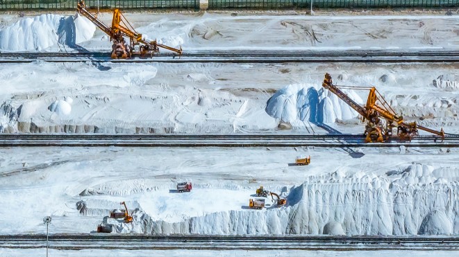 1761874446198031999.jpg 盐湖采盐.jpg