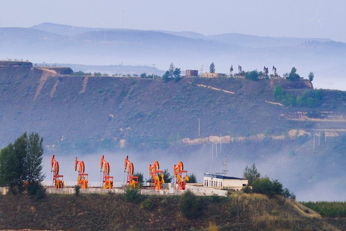 1763623323239042081.jpg 延长石油油田公司生产一线.jpg